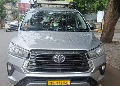 Toyota Innova outstation taxi parked on roadside for cheapest outstation cabs in Bangalore by Arunodaya Cabs